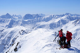 Gruppe Skitourengeher rastet am Gipfel, Dolomiten im Hintergrund, Kreuzspitze, Villgratner Berge, Hohe Tauern, Osttirol, Österreich