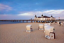 Strandkörbe und Seebrücke am Abend, Ahlbeck, Insel Usedom, Ostsee, Mecklenburg-Vorpommern, Deutschland