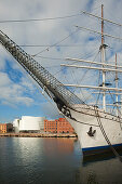 Ozeaneum und Segelschiff „Gorch Fock I.“ im Hafen, Stralsund, Ostsee, Mecklenburg-Vorpommern, Deutschland