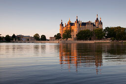 Schweriner Schloss am Schweriner See, im Hintergrund Staatliches Museum, Schwerin, Mecklenburgische Seenplatte, Mecklenburg-Vorpommern, Deutschland