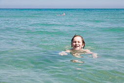 Junge badet im Atlantik, Costa Calma, Fuerteventura, Kanarische Inseln, Spanien