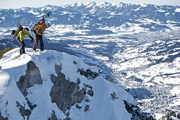 Zwei Snowboarder stehen auf einem Berggipfel, Oberjoch, Bad Hindelang, Bayern, Deutschland
