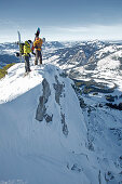 Zwei Snowboarder auf einem Berggipfel, Oberjoch, Bad Hindelang, Bayern, Deutschland