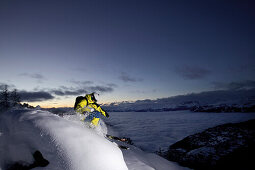 Freerider fährt durch Tiefschnee, Chandolin, Anniviers, Wallis, Schweiz