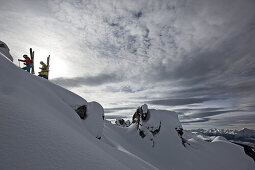 Zwei Skifahrer beim Aufstieg, Chandolin, Anniviers, Wallis, Schweiz