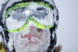 Schneebedecktes Gesicht eines Snowboarders, Chandolin, Anniviers, Wallis, Schweiz