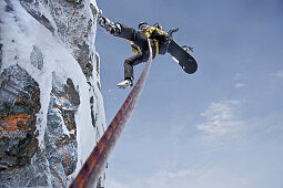Snowboarder seilt sich ab, Chandolin, Anniviers, Wallis, Schweiz