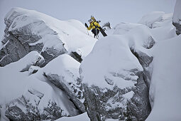 Snowboarder beim Aufstieg durch Tiefschnee, Chandolin, Anniviers, Wallis, Schweiz