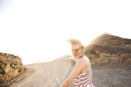 Junge Frau geht zum Strand, Fuerteventura, Spanien