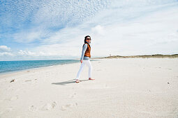 Frau läuft barfuß am Strand, Ellenbogen, Insel Sylt, Schleswig Holstein, Deutschland, Europa