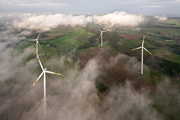 Luftaufnahme von Windrädern in einem Windpark im Nebel, Eifel, Rheinland Pfalz, Deutschland, Europa