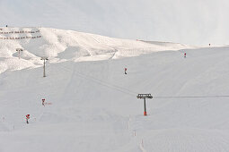 Schneekanonen an menschenleerer Skipiste, Serfaus, Tirol, Österreich, Europa