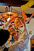 Schellenrührer hängt Masken an eine Lampe, Mittenwald, Bayern, Deutschland, Europa
