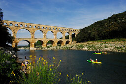 People canoeing near the aqueduct, Pont du Gard, Provence, Frankreich