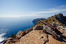 Kanone, Blick vom Aussichtsberg Penya Rotja auf das Cap de Pinar, Kap bei Alcudia, Mallorca, Balearen, Spanien, Europa