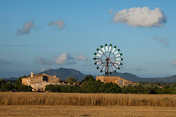 Windrad, Landhaus, bei Campos, Mallorca, Balearen, Spanien, Europa