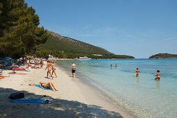 Menschen am Strand im Sonnenlicht, Playa de Formentor, Mallorca, Balearen, Spanien, Europa
