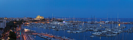 Blick auf Hafen, die Kathedrale La Seu und den Palast Palau de l'Almudaina am Abend, Palma de Mallorca, Mallorca, Balearen, Spanien, Europa