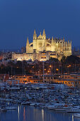 Blick auf Hafen, die Kathedrale La Seu und den Palast Palau de l'Almudaina, Palma de Mallorca, Mallorca, Balearen, Spanien, Europa