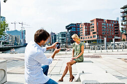 Mann fotografiert Frau an den Magellan-Terrassen, HafenCity, Hamburg, Deutschland