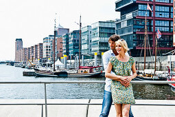 Paar an den Magellan-Terrassen, HafenCity, Hamburg, Deutschland