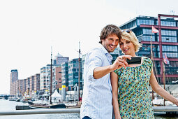 Paar fotografiert sich mit einem Handy, Magellan-Terrassen, HafenCity, Hamburg, Deutschland