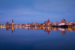 Blick über die Warnow zur Altstadt mit Marienkirche am Abend, Rostock, Ostsee, Mecklenburg-Vorpommern, Deutschland, Europa