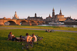 Canaletto Blick, Blick von den Elbwiesen über die Elbe auf Augustusbrücke, Frauenkirche, Ständehaus, Hofkirche und Residenzschloss im Abendlicht, Dresden, Sachsen, Deutschland, Europa