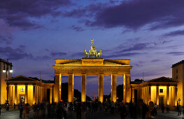 Das beleuchtete Brandenburger Tor im Abendlicht, Pariser Platz, Mitte, Berlin, Deutschland, Europa