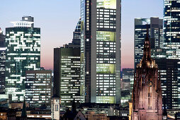 Blick auf die Frankfurter Skyline und den Kaiserdom St. Bartholomäus , Frankfurt am Main, Hessen, Deutschland, Europa