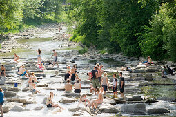 Badende Menschen an der Dreisam, Freiburg im Breisgau, Baden-Württemberg, Deutschland, Europa