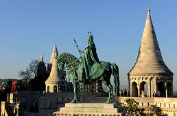 Stephansdenkmal und Fischerbastei im Sonnenlicht, Budapest, Ungarn, Europa