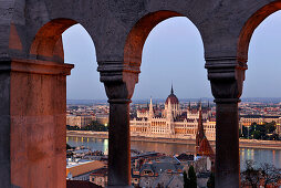 Blick von der Fischerbastei auf das Parlament an der Donau, Budapest, Ungarn, Europa