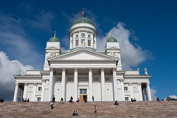 Menschen auf Stufen vor Dom von Helsinki, Helsinki, Finnland, Europa
