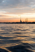 Peter und Paul Kathedrale in Peter und Paul Festung bei Sonnenuntergang, Blick von einem Ausflugsboot auf dem Fluss Newa, Sankt Petersburg, Russland, Europa
