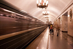 Metro U-Bahn fährt in Metro-Station ein, Sankt Petersburg, Russland, Europa