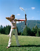 Bogenschützin, Vigilius Mountain Resort, Vigiljoch, Lana, Trentino-Südtirol, Italien