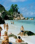 Touristen am weltberühmten Strand Anse Source d'Argent mit Granitfelsen, südwestliches La Digue, La Digue and Inner Islands, Republik Seychellen, Indischer Ozean