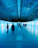 Neon Rauminstallation von Dan Flavin während einer Ausstellung im The Garage, Center for Contemporary Cultur, Moskau, Russische Föderation, Russland, Europa