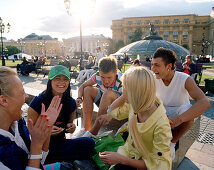 Jugendliche treffen sich auf Manegenplatz, Moskau, Russische Föderation, Russland, Europa