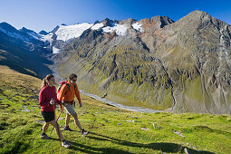 Junges Paar wandert in den Bergen, Obergurgl, Ötztaler Alpen, Tirol, Österreich, Europa