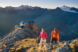 Junges Paar wandert in den Bergen, Ramolhaus, Obergurgl, Ötztaler Alpen, Tirol, Österreich, Europa
