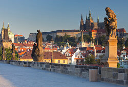 Statuen an der Karlsbrücke und Blick auf die Prager Burg, Prag, Tschechien
