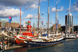 Feuerschiff im Hafen vor dem Hanseatic Trade Center, Hansestadt Hamburg, Deutschland, Europa