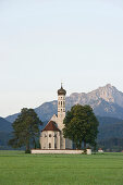 St. Coloman, Tannheimer Gebirge im Hintergrund, Schwangau, Allgäu, Bayern, Deutschland