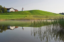 Blick über Hegratsrieder See auf Hofkapelle, Halblech, Allgäu, Bayern, Deutschland