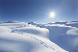 Junges Mädchen stapft durch tiefen Schnee, Klösterle, Arlberggebiet, Tirol, Österreich