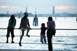Familie am Bootsanleger Lido, Blick auf Venedig, Venedig, Venetien, Italien