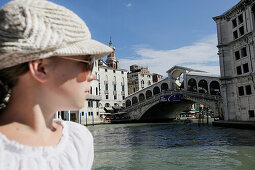 Mädchen, 12 Jahre, blickt vom Boot auf den Canal Grande bei Rialto, Venedig, Venetien, Italien