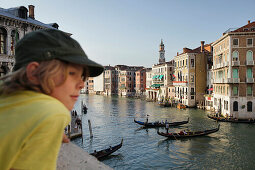 Kind blickt von der Rialtobrücke auf den Canal Grande, Venedig, Venetien, Italien